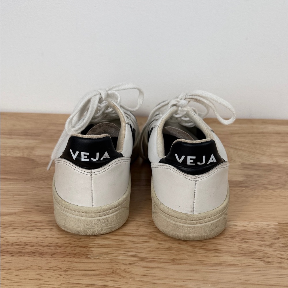 Veja White Black Casual Sneakers - Picture 2 of 16